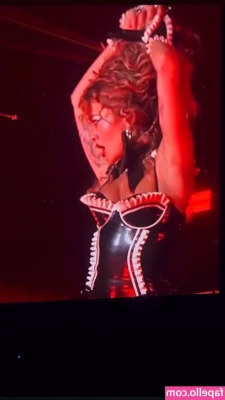 Rita Ora [ rita-ora ] - Chissà cosa aspira  Senza censura sulla mia pagina Vip   https