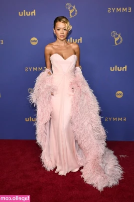 Rita Ora [ rita-ora ] - Merry Christmas everyone    Thank you to those coming into the new