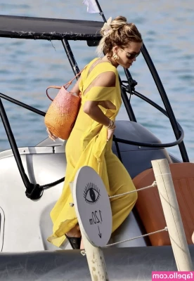 Rita Ora [ rita-ora ] - Wanna press me against the bookshelf