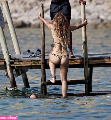 Rita Ora [ rita-ora ] - Also, someone likes a bit of softcore in their lives? So beautiful