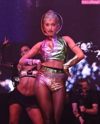 Rita Ora [ rita-ora ] - It would look better with your hands wrapped around it