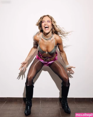 Rita Ora [ rita-ora ] - what kind of content would u fans like me to get up   let me know