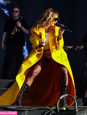 Rita Ora [ rita-ora ] - Building loads 🥛