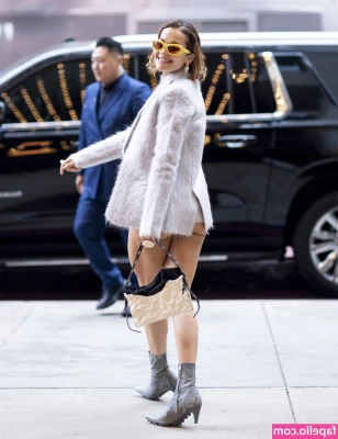 Rita Ora [ rita-ora ] - Uncensored versions of my  omg  photo and my  oooweee  photo are part 1