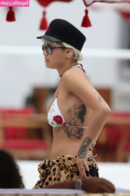Rita Ora [ rita-ora ] - Do I need more oil ?