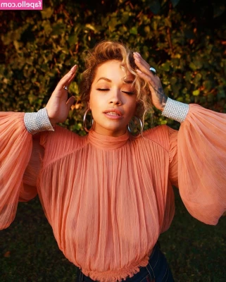 Rita Ora [ rita-ora ] - (31-34) Had to free the tits for the rest of the set obviously