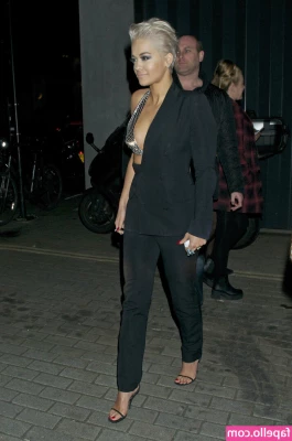 Rita Ora [ rita-ora ] - My red dress squeezes my ass 🙈😍