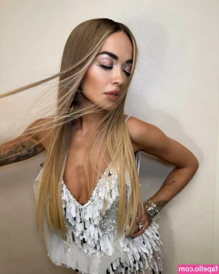 Rita Ora [ rita-ora ] - Traje de baño y silla