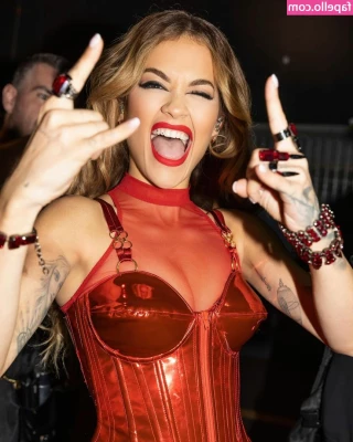 Rita Ora [ rita-ora ] - my ass looks big tonight, someone come talk