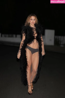 Rita Ora [ rita-ora ] - The world is going in a panic and I m just trying to keep calm and