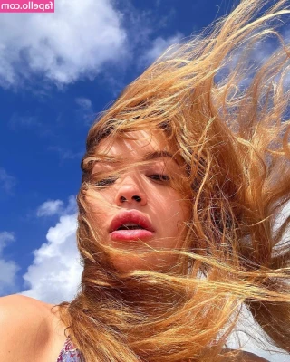 Rita Ora [ rita-ora ] - Do you think my nail colour  matches my Pussy