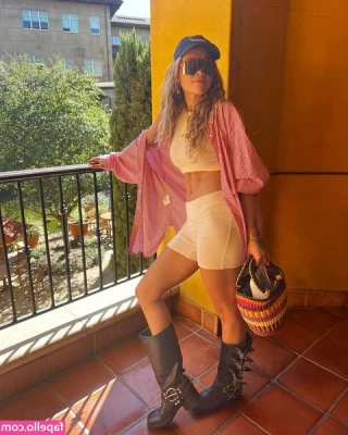 Rita Ora [ rita-ora ] - I need a helping hand! 😈 Will you dust off the flour from my