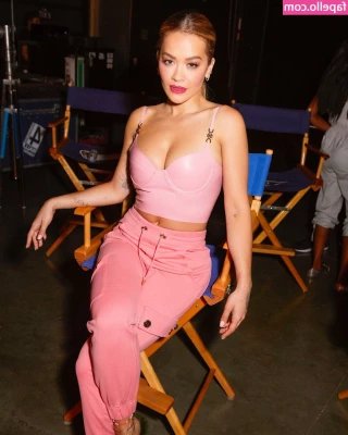 Rita Ora [ rita-ora ] - Ormai c'è la moda di uscire in reggi poppe...che faccio.. penso a