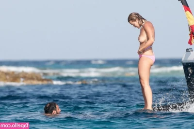 Rita Ora [ rita-ora ] - Imagina mis hermosos pies acariciandote