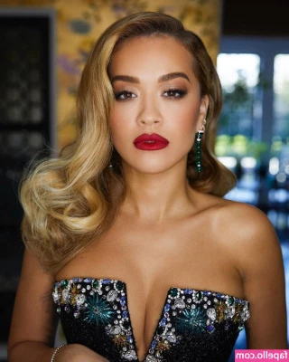Rita Ora [ rita-ora ] - Oh crazy beach days     How much do you love it