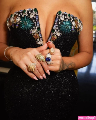 Rita Ora [ rita-ora ] - Left a free gift for you in the DM's 😘🎁