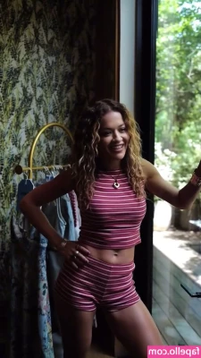 Rita Ora [ rita-ora ] - Vai querer de frango ou de quatro  Rs