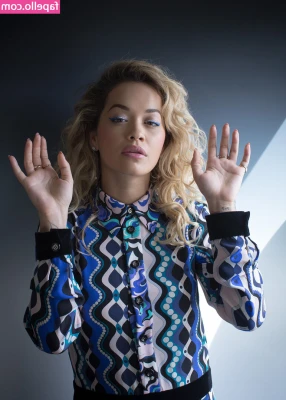 Rita Ora [ rita-ora ] - Monday funday … fat guy going in another fat guy! It’s tricky