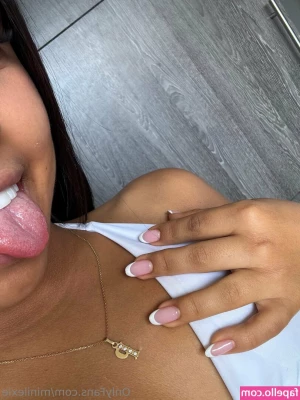 minilexie - undress me