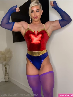 fitnessblonde - Felt cute with my matching lips and nails