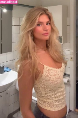 Julie Hem Kristensen [ julie-hem-kristensen ] - Qué calor con corbata