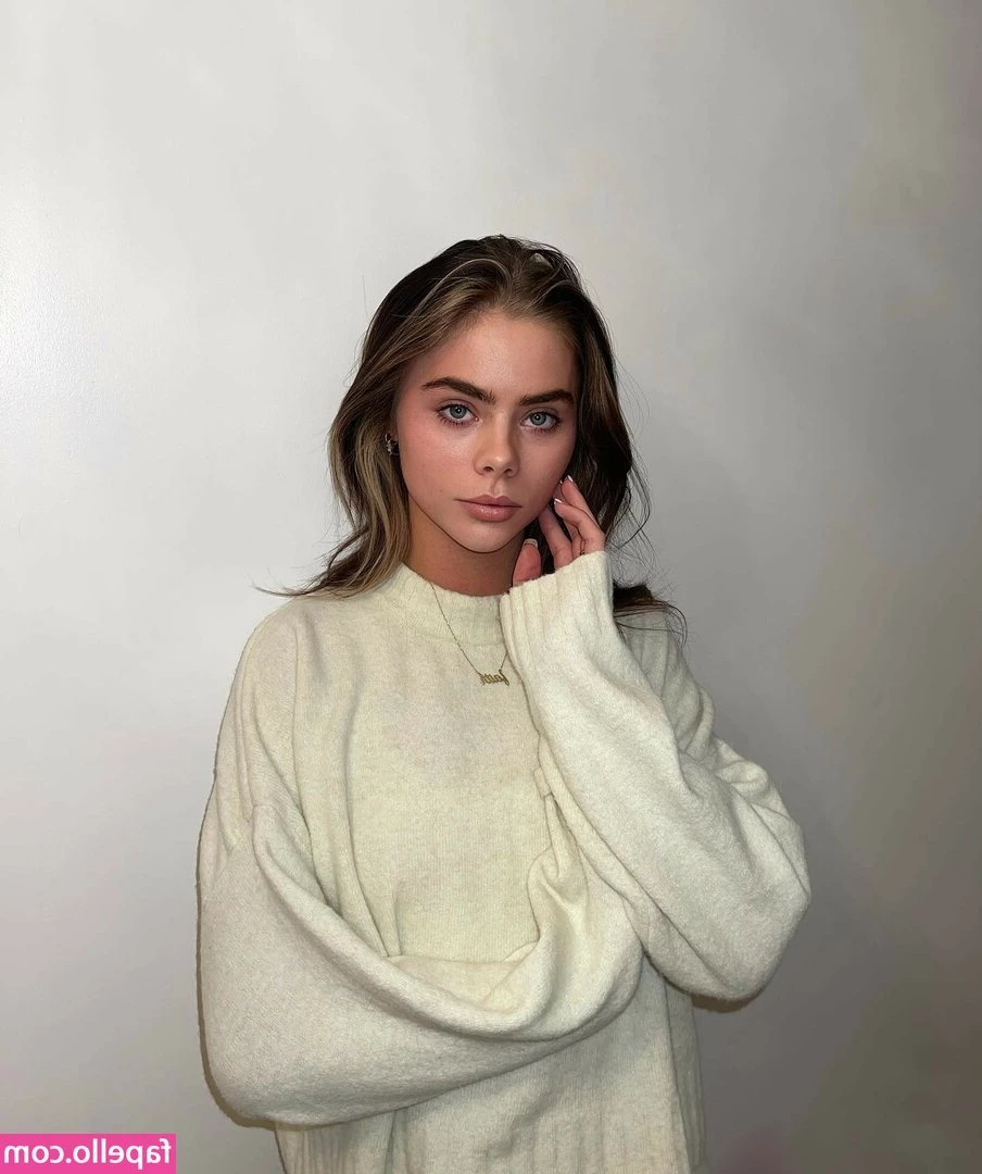 Faith Louisa Kelly Payne [ faith-louisa-kelly-payne ] - Cosy Days in Knee-Highs and Sweaters are the Best