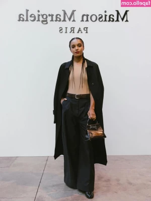 Maisie Richardson-Sellers [ maisie-richardson-sellers ] - / É gostoso tomar banho e ficar cheirosao ne? Kkkk Oh o vazameeeento