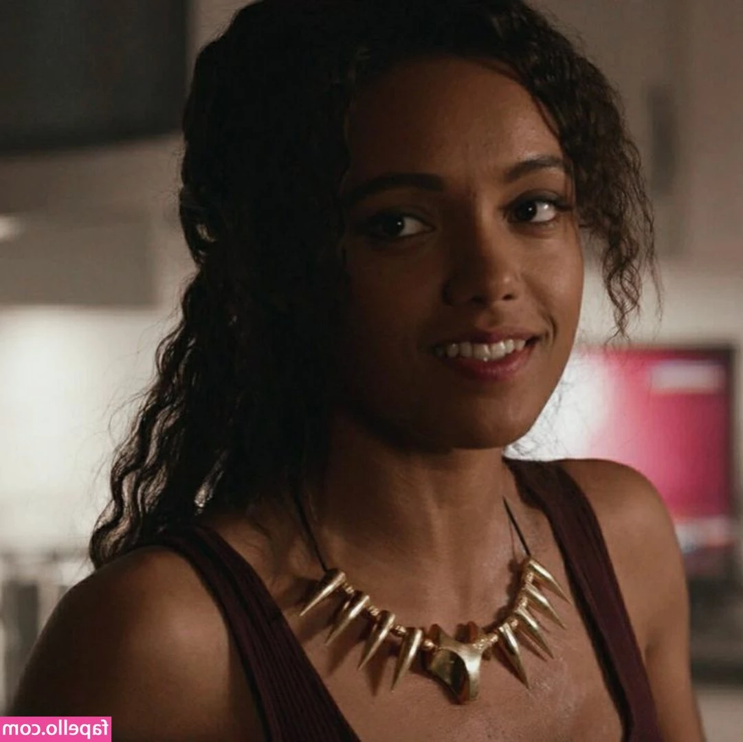 Maisie Richardson-Sellers [ maisie-richardson-sellers ] - I m boredddddd