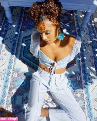 Maisie Richardson-Sellers [ maisie-richardson-sellers ] - I love stroking massive dildos