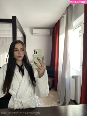 Dream_Viki [ dream-viki ] - Do you want to play with my titties too