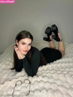 Dream_Viki [ dream-viki ] - Sending you erotic vibes for this weekend 🖤