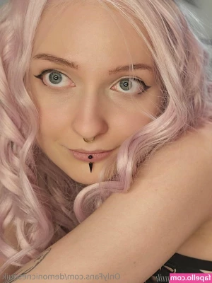 demonicnesquik - I love fuchsia on my toenails