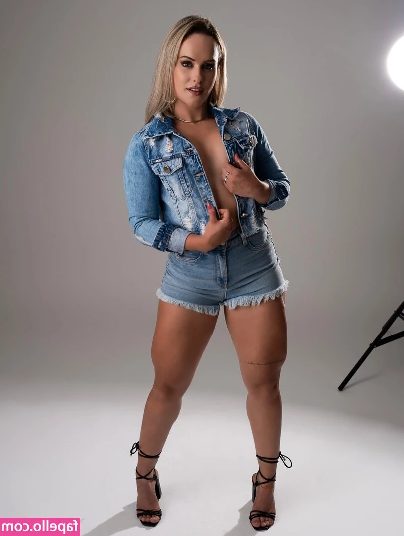 Alexsandra Schneider [ alexsandra-schneider ] - Hump day    Everybody loves a juicy booty of any size     hot_mumma11