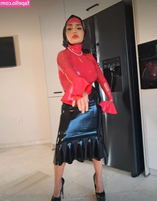 mistresscleo5 [ mistresscleo5-8 ] - Meu vizinho de quarto  extremamente voyeur  flagou eu me tocando  