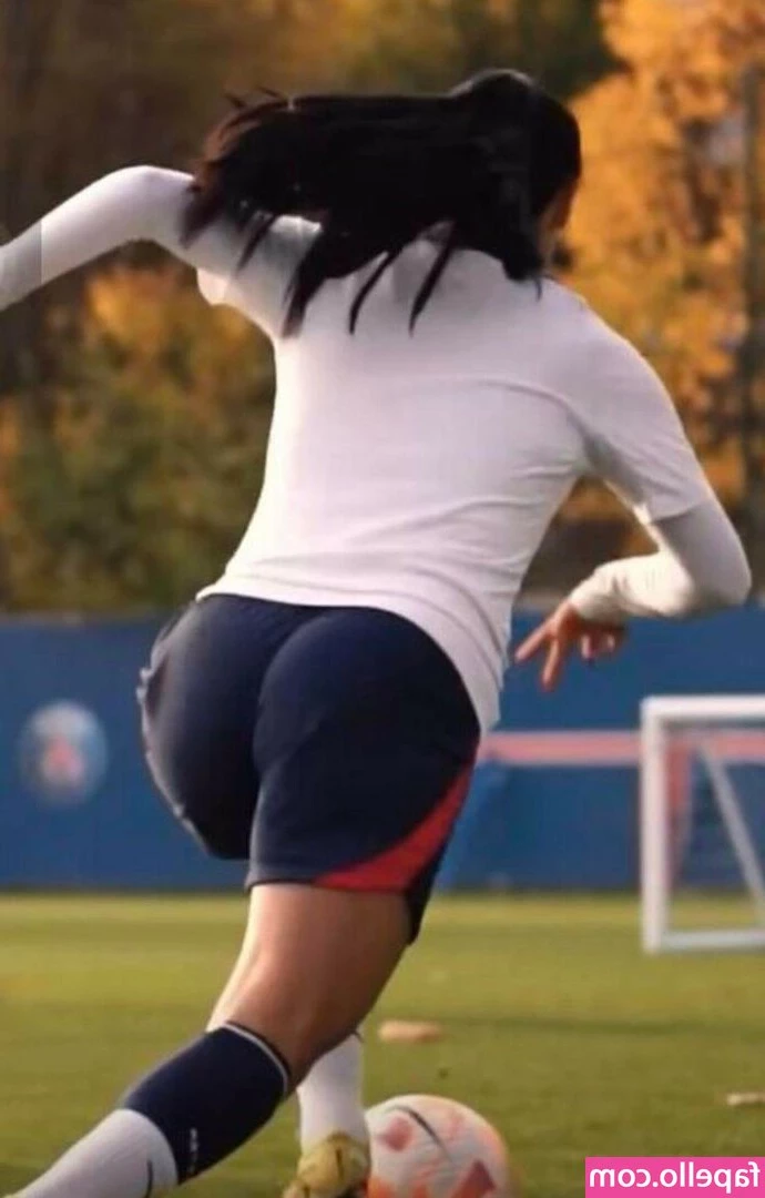 Sakina Karchaoui [ sakina-karchaoui ] - who wants to practice kissing with me?