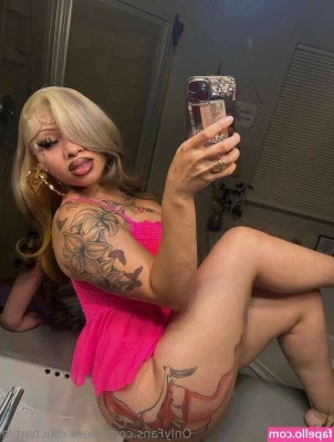 Realdeal.sexcface [ realdeal-sexcface ] - Who wants to change with me in the locker room? 😋 More 👉