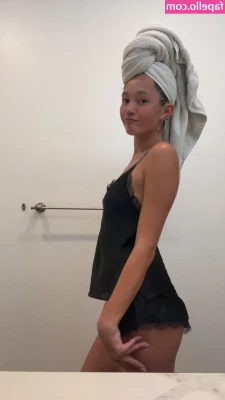 Lilychee - Feet pics on the way to your DMs