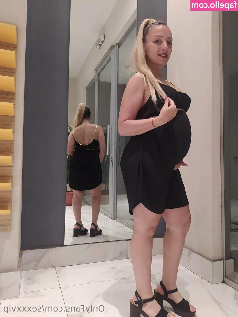pregnantmommyxo - Anyone I owe a custom please message me 💕