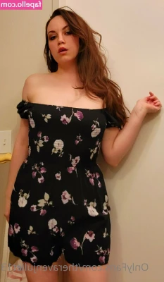 theravenjuliet13 - Who wants to come rub my perfect little piggies? 🐷