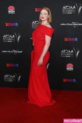 Sarah Snook [ sarah-snook ] - The Easter bunny is cummin, are you?