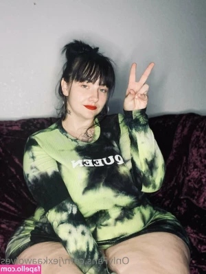 JexkaaWolves - What you up to baby? Let me know in the DMs x