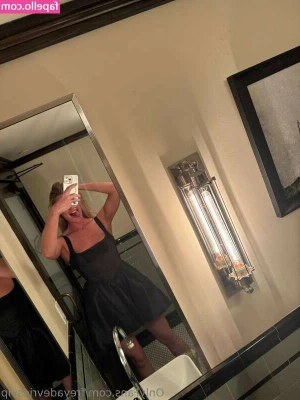 freyadevries - This set is so sheer… should I turn around? 👀