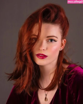 Ellie From WhatCulture [ ellie-from-whatculture ] - I wanna play with an older man ^^