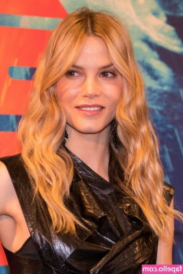 Sylvia Hoeks [ sylvia-hoeks ] - happy sunday, I hope you didn't forget to praise the lord today 😌