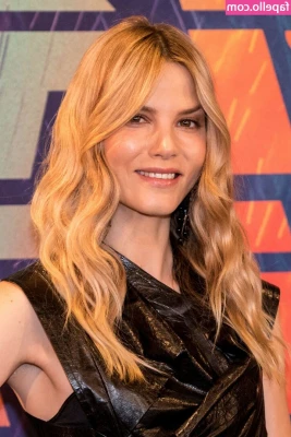 Sylvia Hoeks [ sylvia-hoeks ] - Hump Day! But first...coffee ☕ send a $ for my sweet addiction,