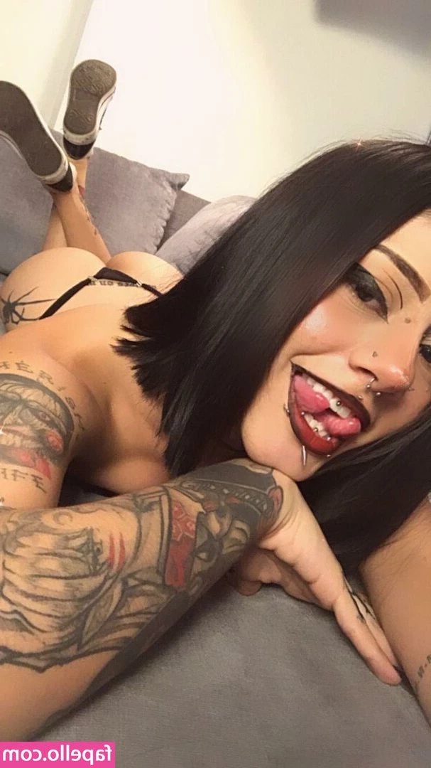 mackenzie_bree [ mackenzie-bree ] - Look deep into the hole… I think it’s trying to tell you