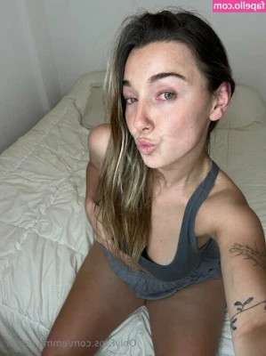 emma_leonn [ emma-leonn ] - Netflix and chill - I will stroke your dick while the movie is