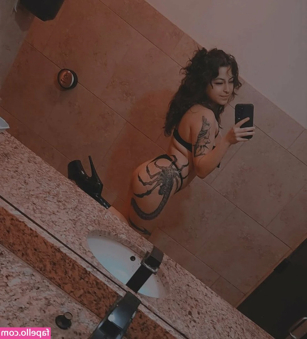 Ellab3ll - Who else gets naked by the ice machine? ❄️