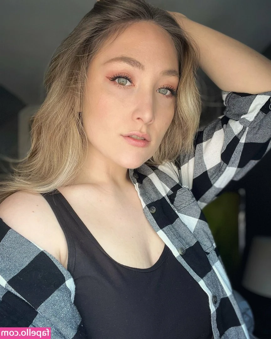 Julia_tv [ julia-tv ] - sneak away and watch this 🙈😈 NEW video in your DMs