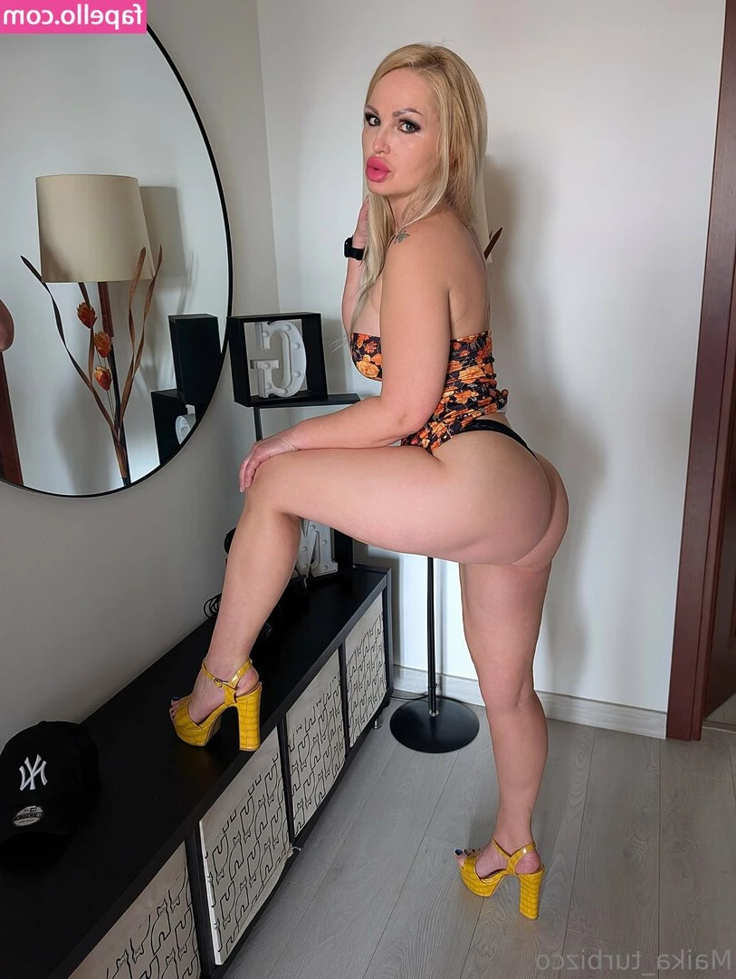 maika_turbizko [ maika-turbizko ] - I think I'll just stay in the bedroom today🤭